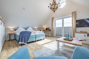 a bedroom with a bed and a tv and a table at Fjord-Koje 7 in Schleswig