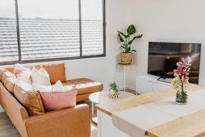 TerranoraEntire Unit with Own Entrance near Gold coast Airport for family holidays 04 Beds 2 rooms的带沙发和电视的客厅