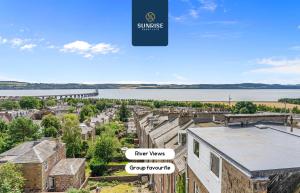 邓迪DUPLEX - INVOICE and REDUCED PRICE only via SUNRISE SHORT LETS DUNDEE, 5 Bed Rooms, Amazing Views, Fully Equipped, Free Parking, WiFi, FAVOURITE for Groups & Businesses, Food, Bars, Shops, Library, River Views, and ONLY 5 Mins to STANNERGATE Ports的一座有水的城市的鸟瞰图