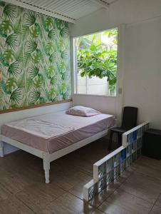 une chambre avec un lit et une fenêtre dans l'établissement Faro 13 Cabina con baño privado 2 personas, à Puerto Viejo