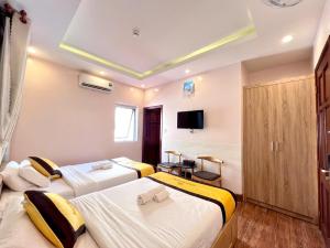 TV a/nebo společenská místnost v ubytování Hoàng Gia Hotel Côn Đảo