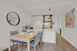 une cuisine et une salle à manger avec une table et des chaises dans l'établissement Canopy - Boutique Elwood Luxury with parking, à Melbourne 2 autres photos
