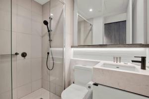 une salle de bains avec douche, toilettes et lavabo dans l'établissement Canopy - Boutique Elwood Luxury with parking, à Melbourne