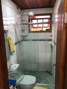 ein Badezimmer mit Toilette und Waschbecken in der Unterkunft Kitnet na Martim de Sá - Caraguatatuba in Caraguatatuba