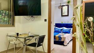 TV a/nebo společenská místnost v ubytování Appart Prestige au Centre de Rabat Luxe & Confort