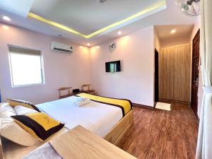 Postel nebo postele na pokoji v ubytování Hoàng Gia Hotel Côn Đảo