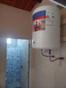 a water tank in a bathroom next to a shower at Alojamiento Los Imigrantes in Chajarí
