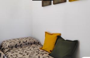 Habitación con 2 almohadas en la cama en Agua de Vida, en Chajarí