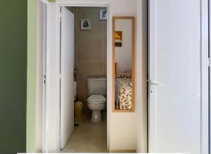 baño con aseo y cama en Agua de Vida, en Chajarí