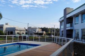 un balcón con piscina al lado de un edificio en Agua de Vida, en Chajarí
