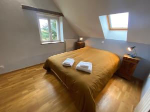 une chambre avec un lit avec deux serviettes dessus dans l'établissement Gîte écologique familial en campagne, idéal pour sports et nature - FR-1-410-452, à Moulins-le-Carbonnel