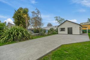 un vialetto di fronte a una casa di Birch Cottage - Greytown Holiday Home a Greytown