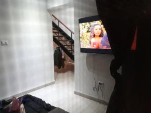 a person watching a tv screen in a room at Casa en zona industrial SLP in San Luis Potosí