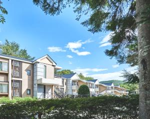 een rij appartementengebouwen met bomen bij Tokyu Vacations Karuizawa in Karuizawa +16 foto's