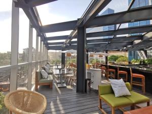 a deck with chairs and tables on a building at Suite Exclusiva Corner Residencial Insurgentes 724 in Mexico City