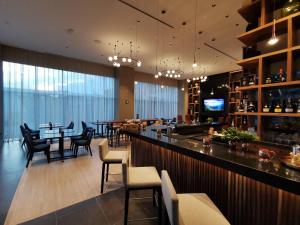 a restaurant with a bar and tables and chairs at Suite Exclusiva Corner Residencial Insurgentes 724 in Mexico City
