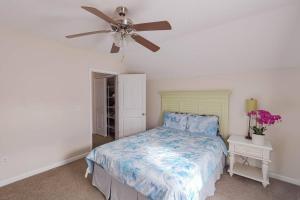 默特尔比奇Lovely 2-level 2-bedroom cottage, 1 block to beach的带床和吊扇的卧室 更多19张照片