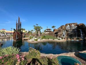 默特尔比奇Lovely 2-level 2-bedroom cottage, 1 block to beach的主题公园内的瀑布和池塘