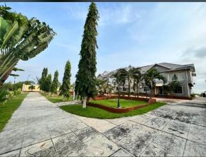 Κήπος έξω από το Hôtel Gloria Muanda