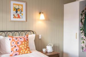 Postel nebo postele na pokoji v ubytování Village Inn Canungra