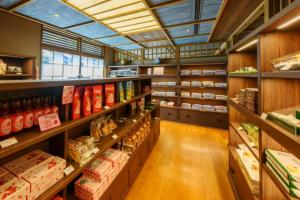 Supermarket nebo jiné obchody v  hotelu nebo okolí