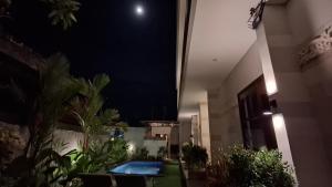 Kutus Bali Guesthouse内部或周边的泳池