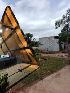 ein Kühlschrank, der auf dem Gras in einem Hof steht in der Unterkunft Chalé chacara dos eucaliptos in Itapecerica da Serra