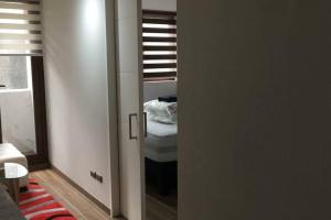 ein Zimmer mit einer Tür, die zu einem Zimmer mit einem Bett führt in der Unterkunft Concepción pleno centro in Concepción