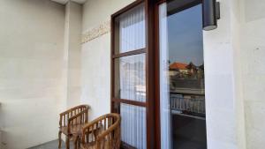 Kutus Bali Guesthouse的阳台或露台