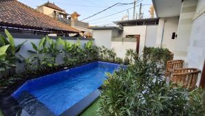Kutus Bali Guesthouse内部或周边的泳池