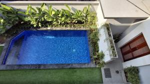 Kutus Bali Guesthouse内部或周边的泳池