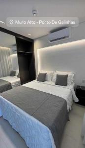 sypialnia z dwoma łóżkami w pokoju z avertisement w obiekcie Porto Alto Resort w mieście Cupe +19 zdjęć