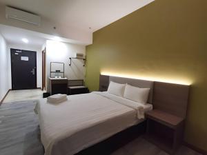Ένα ή περισσότερα κρεβάτια σε δωμάτιο στο Kemena Hotel Bintulu