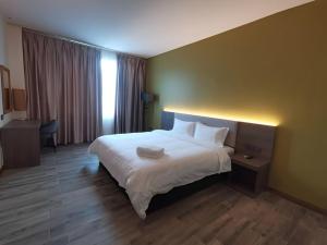 Ένα ή περισσότερα κρεβάτια σε δωμάτιο στο Kemena Hotel Bintulu