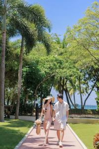 入住三亚湾皇冠假日度假酒店（C位一线海景+接或送机）的客人