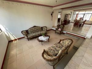 an aerial view of a living room with furniture at Casa Nana , amplia y tranquila in Yelateni