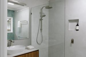 Et badeværelse på Executive Paradise High on Hill with Incredible Views, Firepit & Games Perfect for groups of Family and Friends + 29 billeder