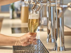 姫路市にあるセトレハイランドヴィラ姫路の一杯のビールを持っている人