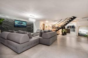 Posezení v ubytování Private Sauna Jacuzzi Billiard Gym Luxury Retreat