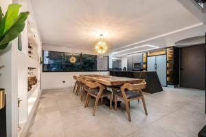 Kuchyň nebo kuchyňský kout v ubytování Private Sauna Jacuzzi Billiard Gym Luxury Retreat