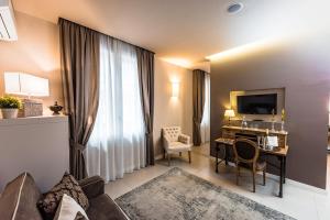 TV a/nebo společenská místnost v ubytování Delle Vittorie Luxury Rooms&Suites