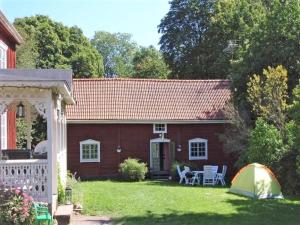 Zahrada ubytování Awesome Home In Vimmerby With 2 Bedrooms, Wifi And Sauna