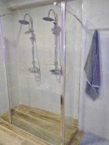 a shower with a glass door and a towel at Apartamento PRIVADO en Triana FULL EQUIP in Seville