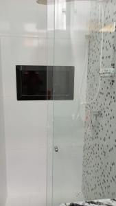 eine Dusche mit Glastür im Badezimmer in der Unterkunft Apto Diamante in Boa Vista + 9 Fotos