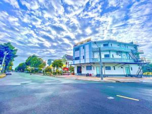 a white building on the corner of a street at The Rose Hotel in Thốt Nốt