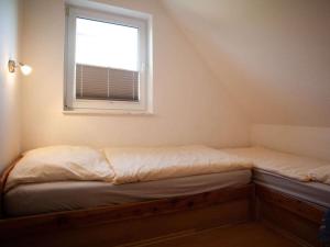 un letto in una stanza con una finestra di Koserow Comfortable holiday residence a Ostseebad Koserow