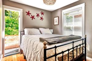 a bedroom with a bed with four stars on the wall at Seabrook 2 Bedroom cottage with hot tub, pets OK in Pacific Beach