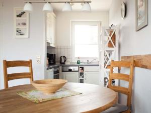 una cucina con tavolo e ciotola sopra di Koserow Comfortable holiday residence a Ostseebad Koserow