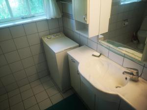 Koupelna v ubytování Awesome Home In Børkop With 2 Bedrooms And Wifi