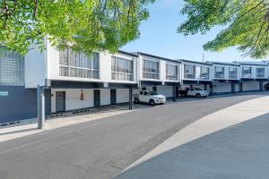 巴瑟斯特Littomore Hotel on Stewart, Bathurst的街道边有汽车停放的建筑物